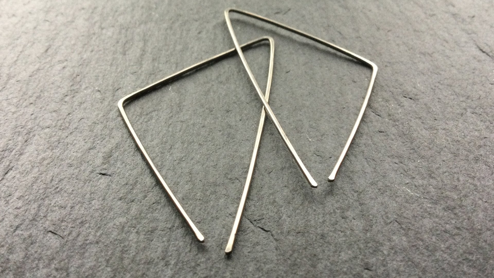 triangle earrings in niobium. hammered silver hoops. hypoallergenic jewelry. nickel free hoop earrings.