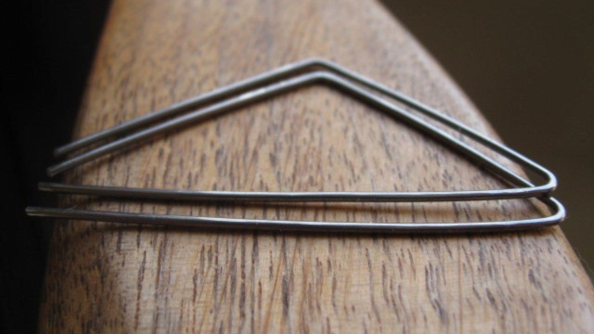 triangle earrings in niobium. hammered silver hoops. hypoallergenic jewelry. nickel free hoop earrings.