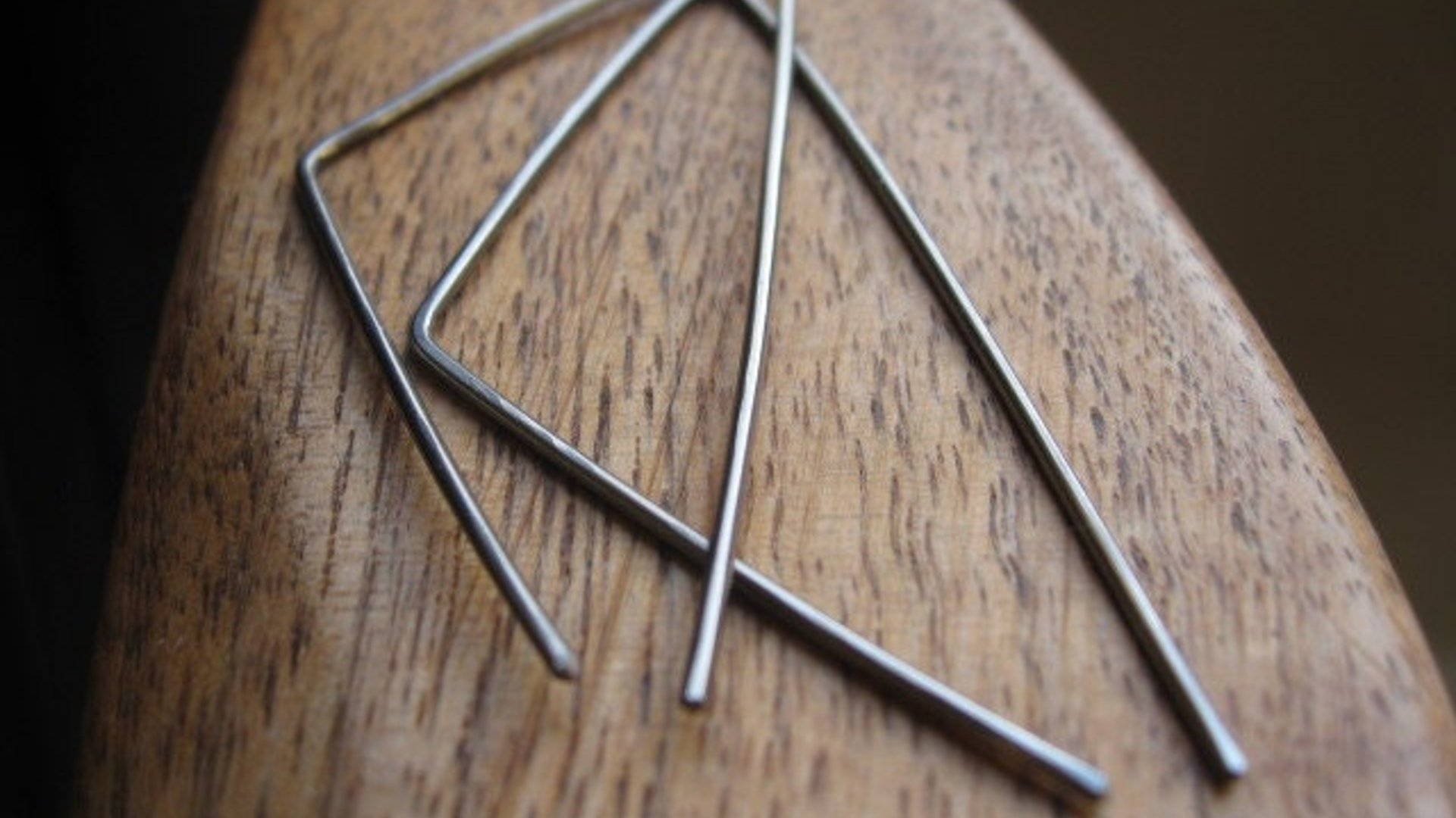 triangle earrings in niobium. hammered silver hoops. hypoallergenic jewelry. nickel free hoop earrings.