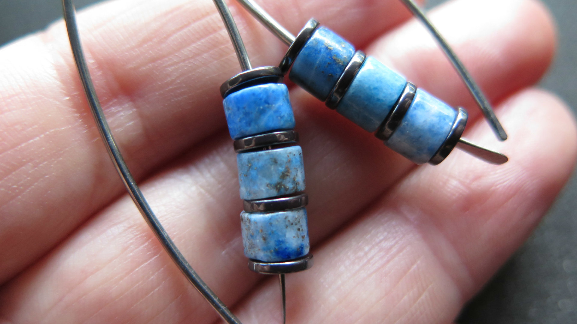 light blue lapis lazuli earrings with hematite. hypoallergenic niobium for sensitive ears. lapis lazuli jewellery.
